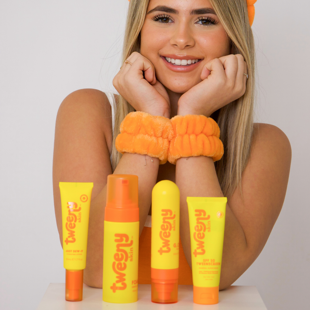 Sienna teen founder of Tweeny Skin photographed with skincare products from the Tween and Teen Summer skin Essentials Gift Pack 